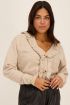Beige vest met v-hals & doorlopende ruffle | My jewellery