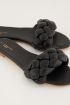 Zwart slippertje gevlochten
