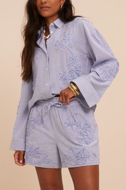 Blauw-wit gestreepte short met geborduurde details