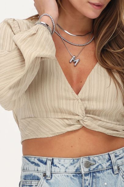 Beige crinkle crop top met knoopdetail