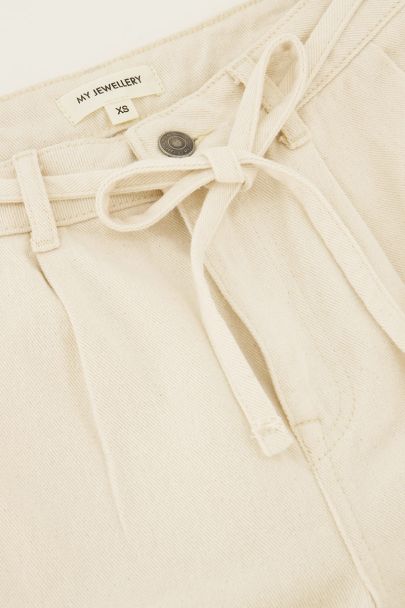 Beigefarbene Jeansshorts mit Kordel