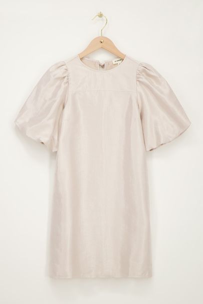Beige jurk in satijnen look met pofmouwen en strikjes
