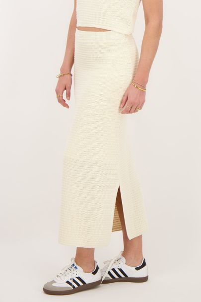 Beigefarbener gestrickter Midirock mit Schlitz