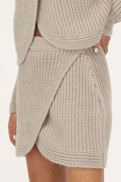 Beigefarbener Strickrock mit Überlappung