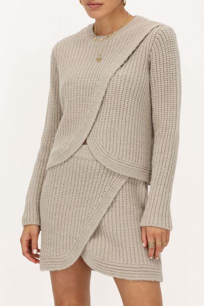 Beigefarbener Strickrock mit Überlappung