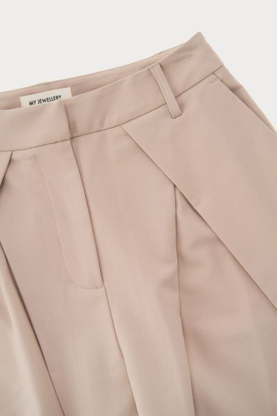 Beigefarbene Hose mit Bundfalten