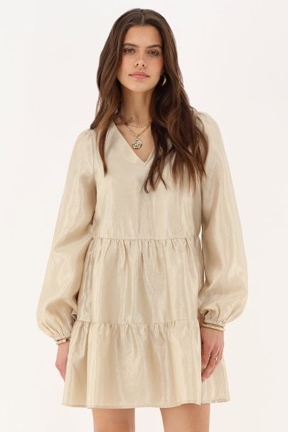 Beige glanzende jurk met ruffles
