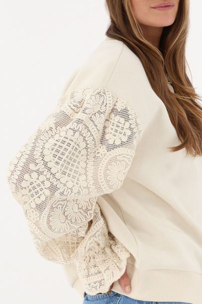 Beige sweater met crochet mouw details
