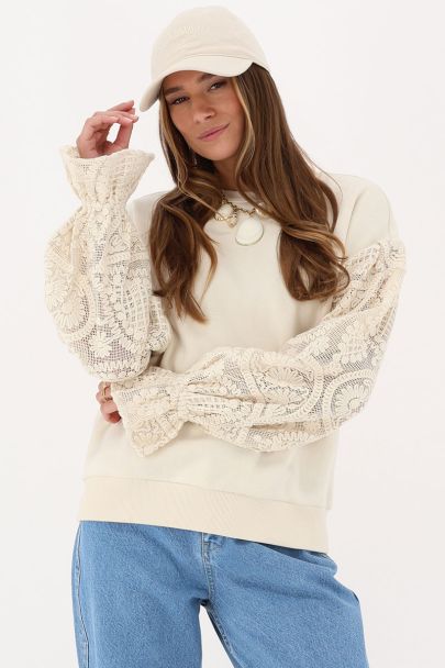 Beige sweater met crochet mouw details