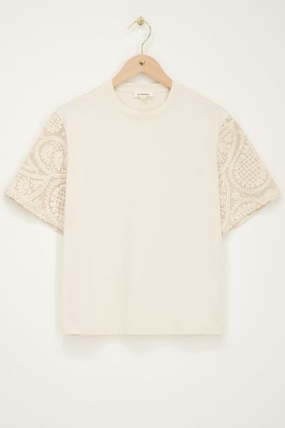 Beigefarbenes T-Shirt mit bestickten Ärmeln