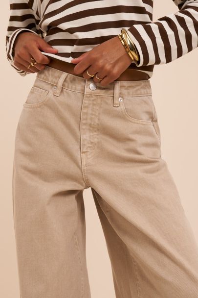 Beigefarbene Jeans mit weitem Bein