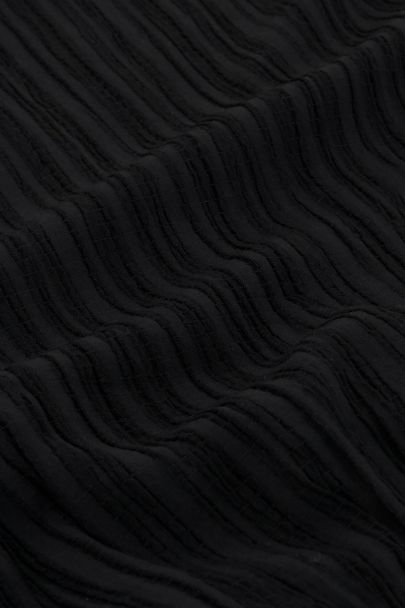 Zwarte crinkle crop top met knoopdetail