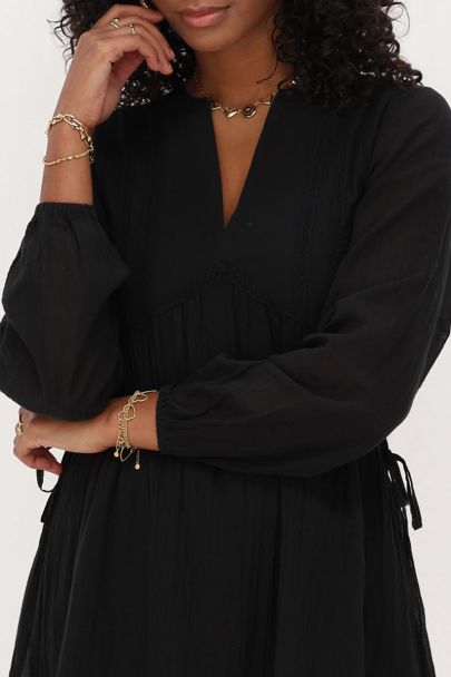 Schwarzes Kleid mit Bändern und Rüschen