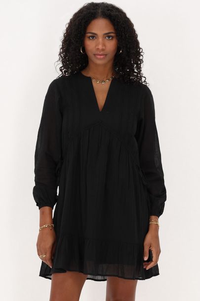 Schwarzes Kleid mit Bändern und Rüschen