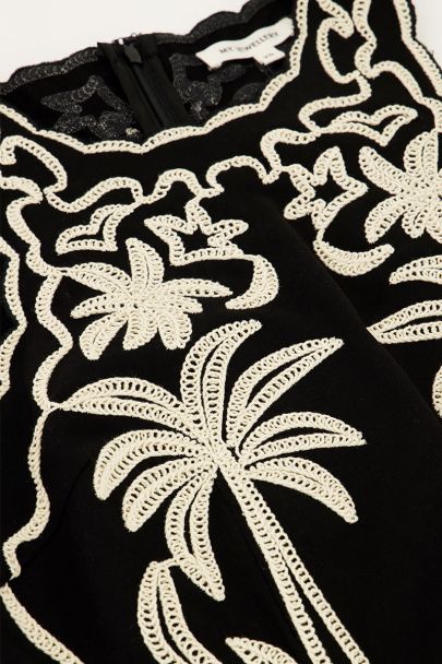 Robe noire avec broderie blanche