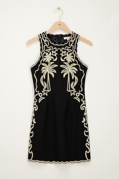 Robe noire avec broderie blanche