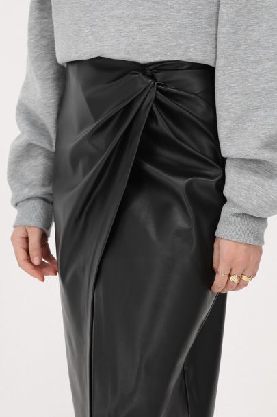 Schwarzer Midirock in Lederoptik