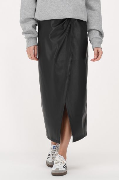 Schwarzer Midirock in Lederoptik