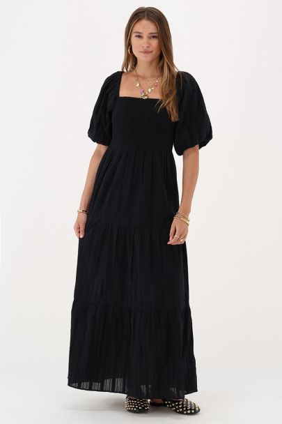 Schwarzes Maxikleid mit Smock und Puff&auml;rmel
