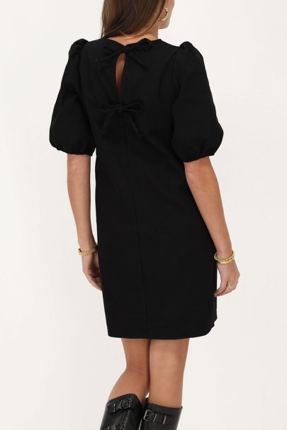 Schwarzes Kleid mit Schleifen und Puffärmeln