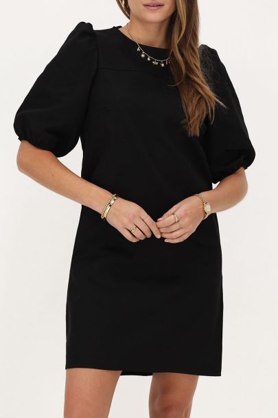 Schwarzes Kleid mit Schleifen und Puffärmeln