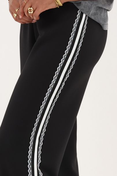 Schwarze Hose mit weitem Bein und Spitzenband