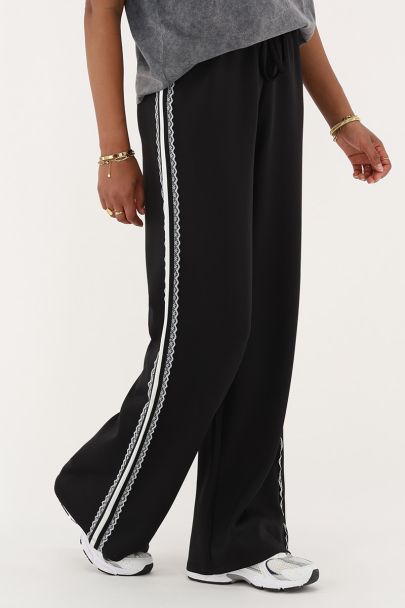 Schwarze Hose mit weitem Bein und Spitzenband
