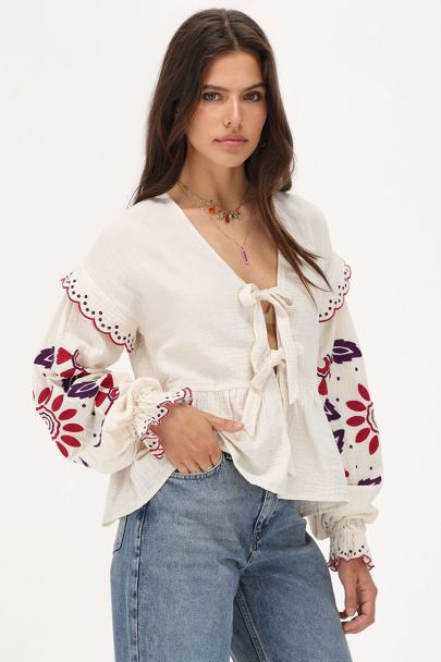 Klassische blaue Jeans mit weitem Bein
