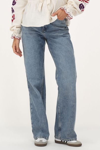 Klassische blaue Jeans mit weitem Bein