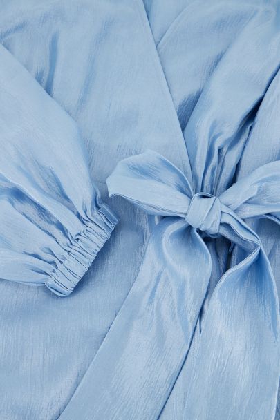 Blauwe shiny wikkeljurk