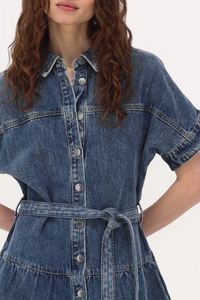 Blauwe wijde denim jurk met strikkoord