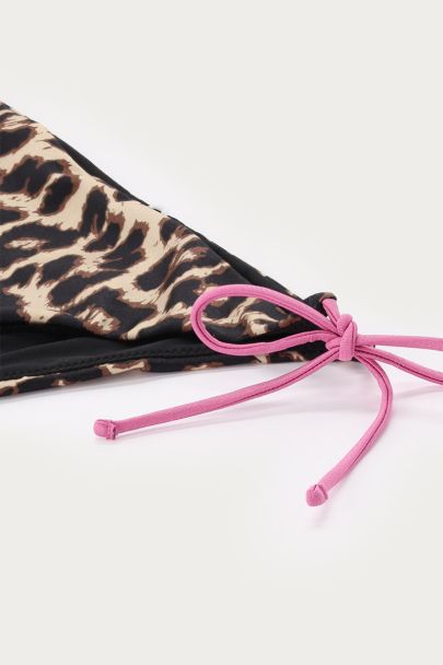 Bruin bikini broekje met panterprint en paarse strikbandjes