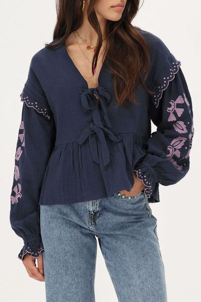 Blusa de gasa bordada con lazos