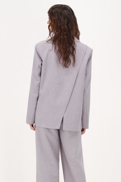 Fliederfarbener Oversize-Blazer mit Schlitz
