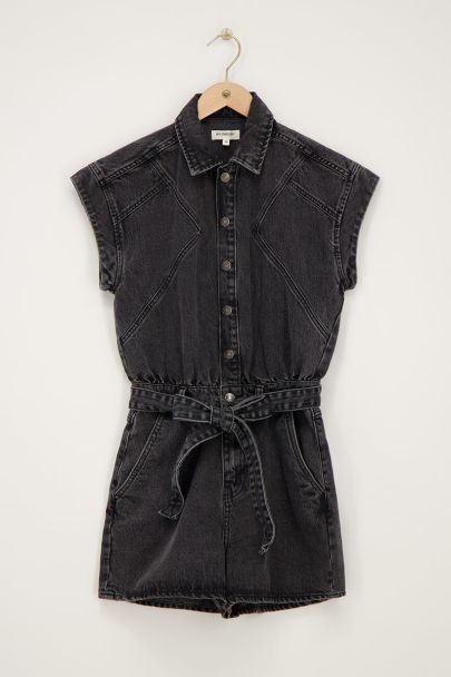 Grauer Denim-Playsuit mit Gürtel