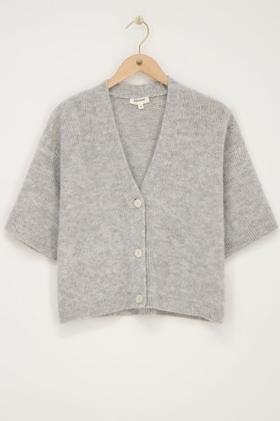Graue Strickjacke mit kurzen Ärmeln