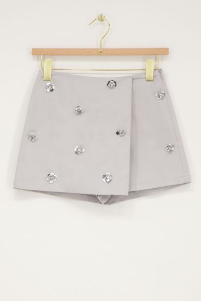 Grijze skort met zilverkleurige 3D bloemen