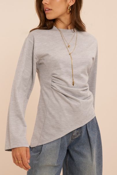 Top gris &agrave; manches longues et d&eacute;tails pliss&eacute;s
