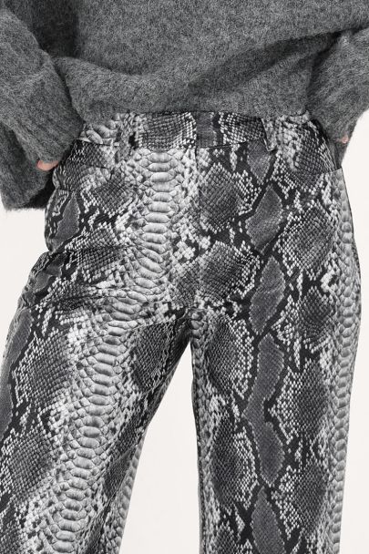 Grijze leatherlook broek met slangenprint