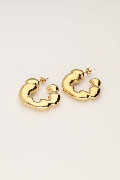 Bold oorringen in organische look