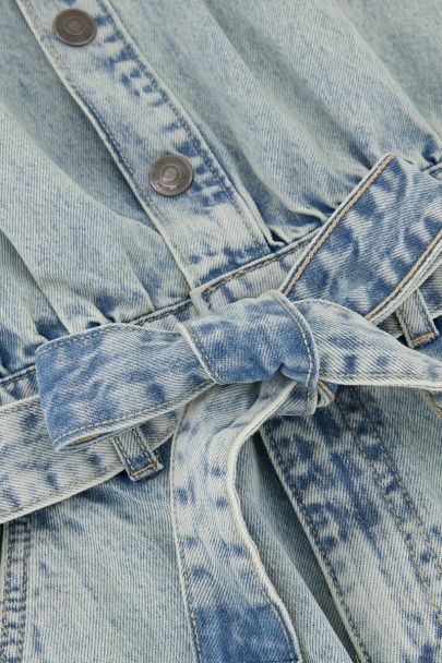 Hellblauer Denim-Playsuit mit Gürtel