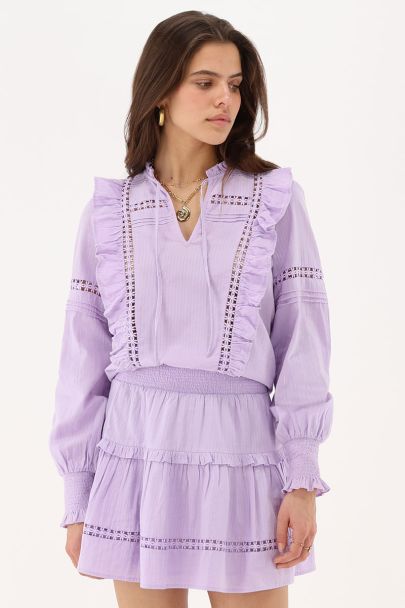 Fliederfarbene Bluse mit Rüschen & Blumen