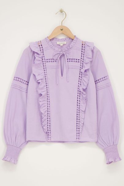 Fliederfarbene Bluse mit Rüschen & Blumen
