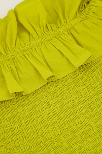 Limettengrünes, gesmoktes Kleid mit Rüschen