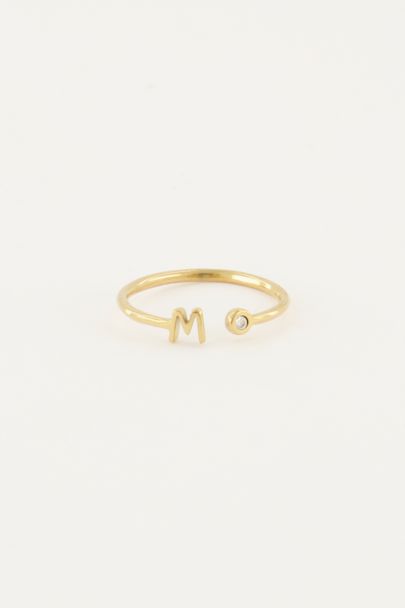 Initial ring met steentje