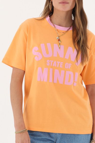 Pfirsichfarbenes T-Shirt "Sunny state of mind"