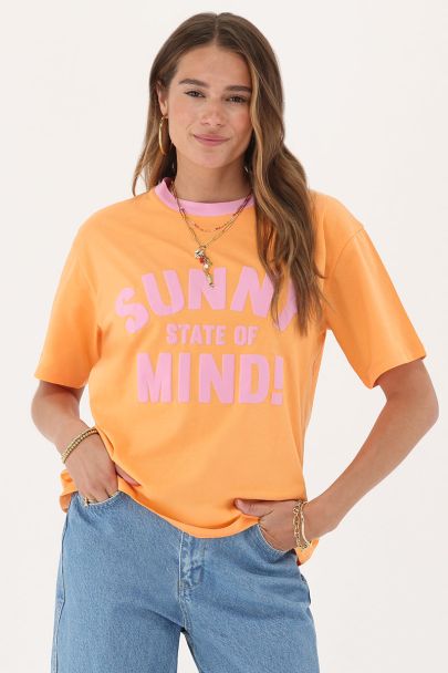 Pfirsichfarbenes T-Shirt "Sunny state of mind"