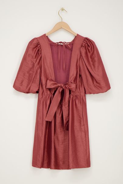 Pinkes Kleid mit Schleifen in Satinoptik