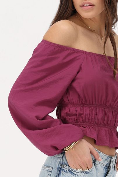 Lilafarbenes schulterfreies Oberteil mit Rüschen