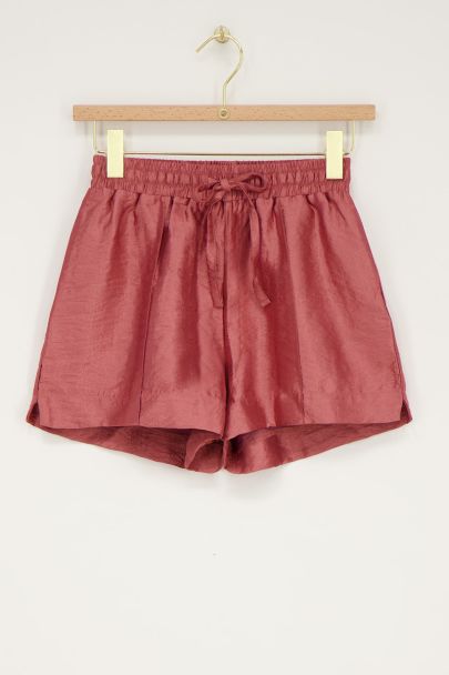 Short aspect satiné rose avec pinces
